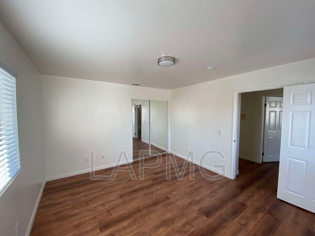 Building Photo - 762 W 21st St