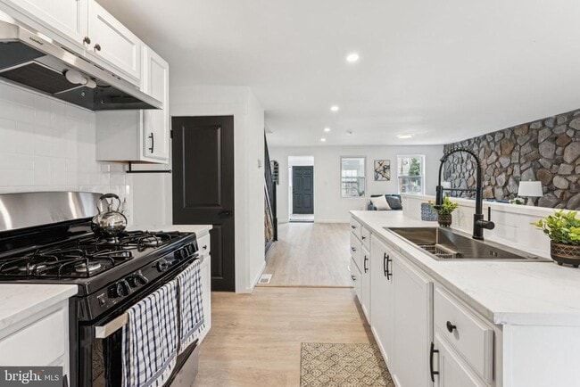 Building Photo - 818 Sylvan St