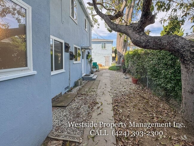 Building Photo - 2301 Oak St