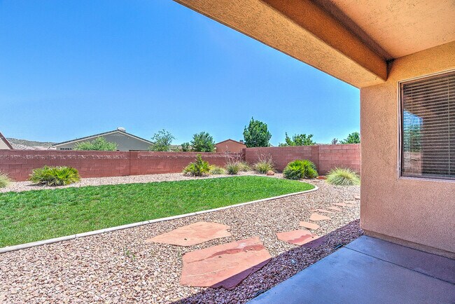Building Photo - Beautiful Coral Canyon Home with Modern Up...