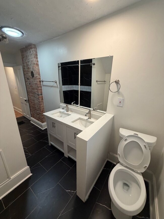 Building Photo - 441 E Whittier St