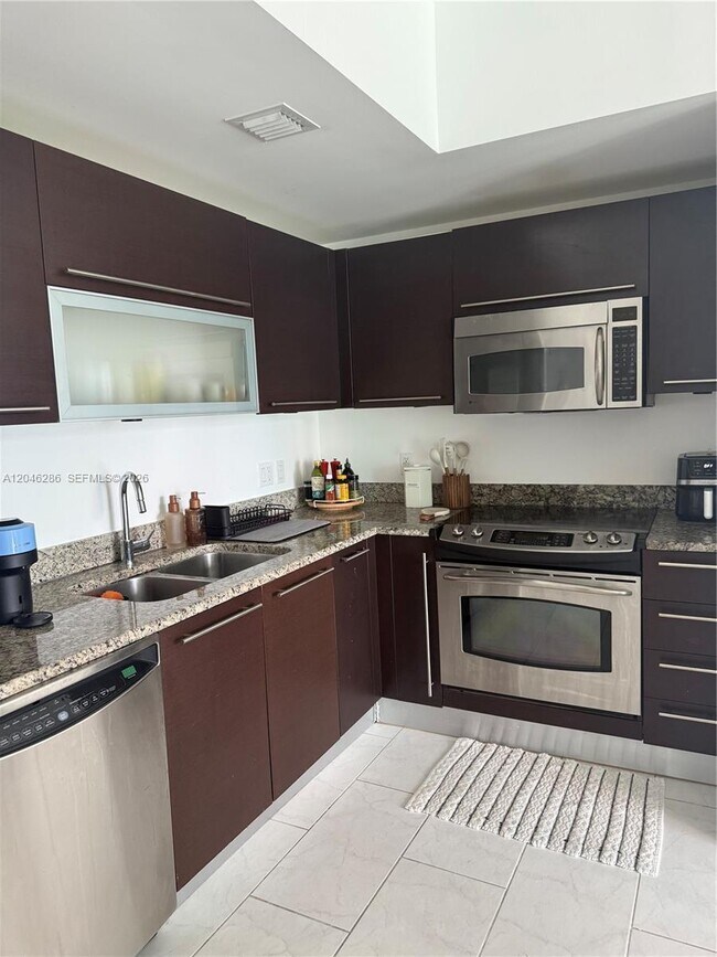 Building Photo - 950 Brickell Bay Dr