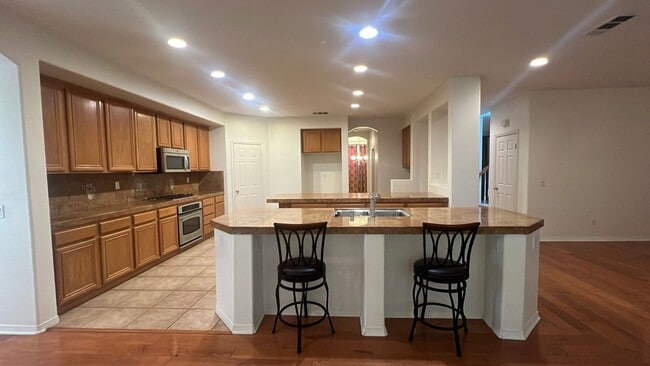 Building Photo - West Palmdale Home in Golf Course