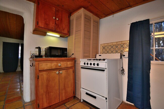 Building Photo - 142 Duran St