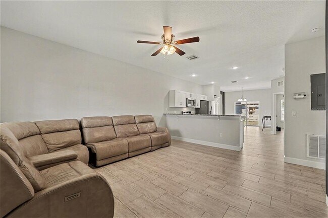 Building Photo - 707 Leopard Ct