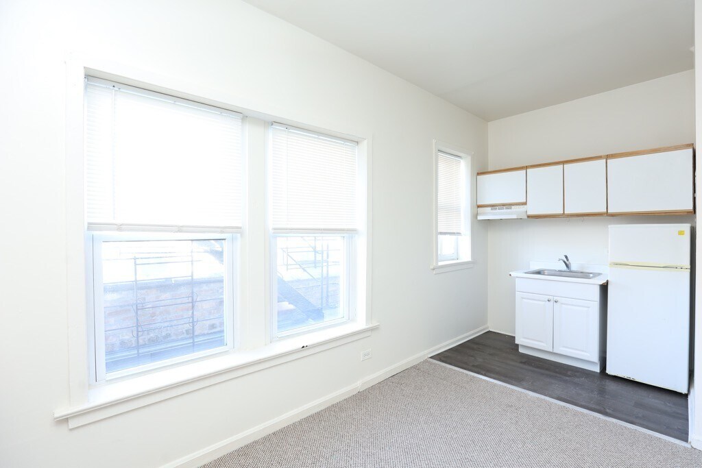 Building Photo - 3925 W Irving Park Rd