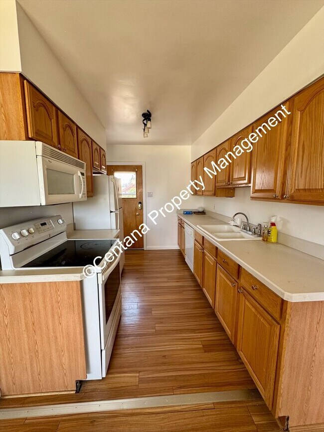 Building Photo - 2 Bedroom House on the Flats with a finish...