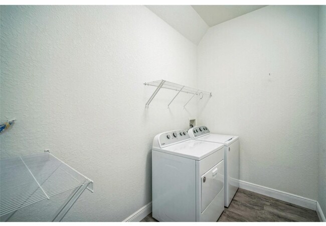 Building Photo - 10517 Camelia Dr