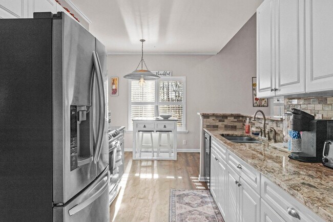 Building Photo - 66 Woodmont Ln