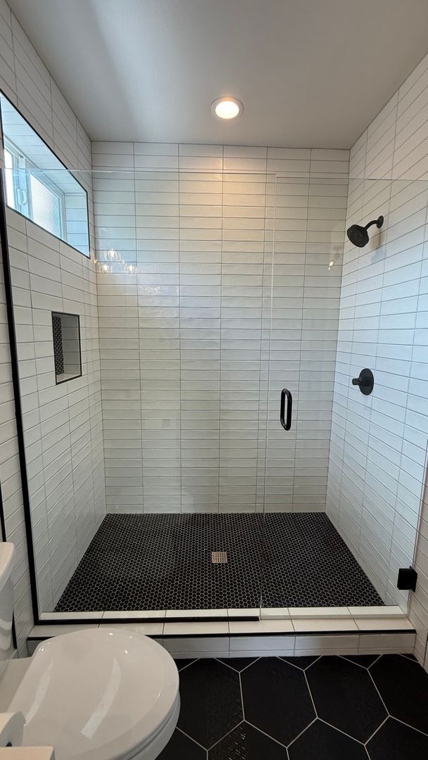 Building Photo - $900 move in bonus! Stunning & Spacious 2-...