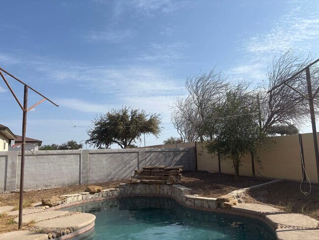 Building Photo - 405 Michoacan Loop