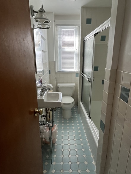 Building Photo - 701 E 6th St