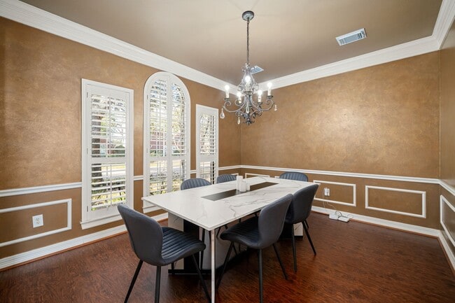 Building Photo - 5007 Cambridge St