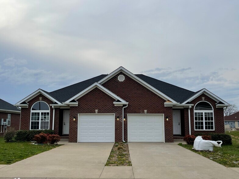 Building Photo - 717 Village Creek Dr