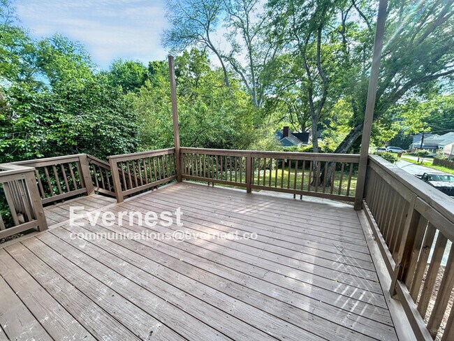 Building Photo - 4-Room Home in Prime Location Near Schools...