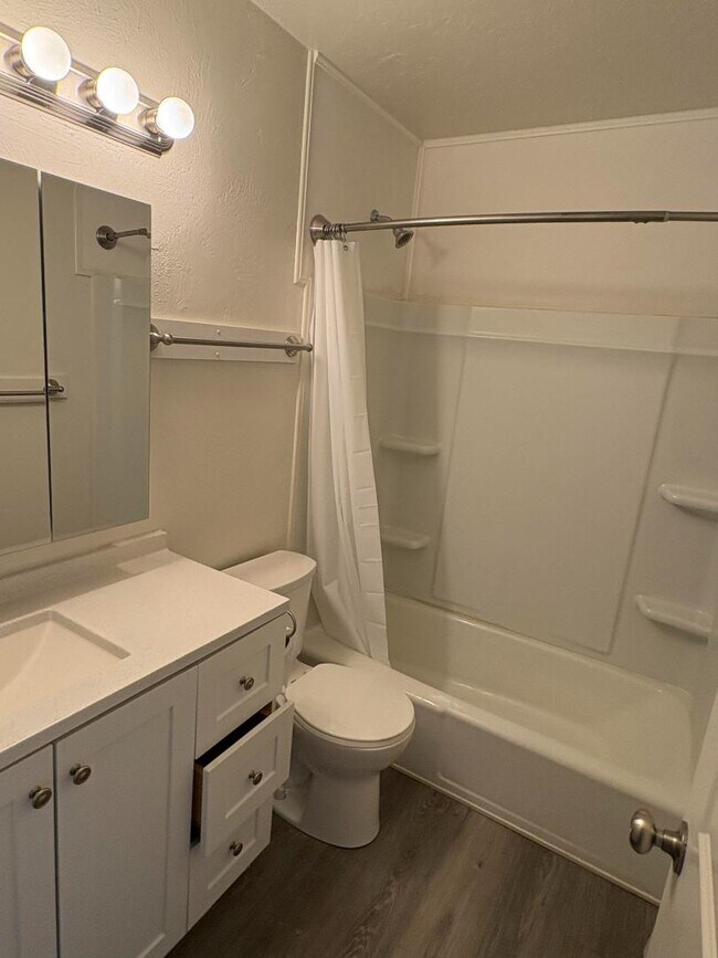 Building Photo - 850 E 275 N