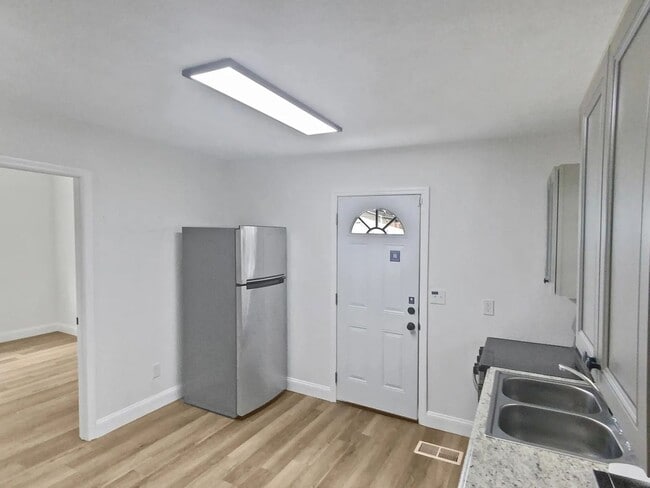 Building Photo - Small Cottage Home