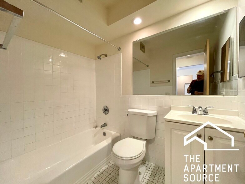 Primary Photo - 6002 N Kenmore Ave