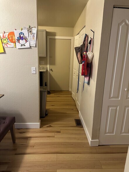 Building Photo - 631 Highline Dr