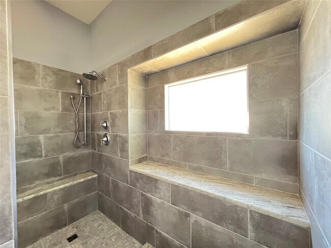 Building Photo - 809 Riverlawn Dr