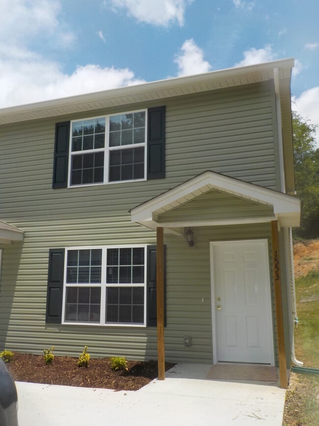 Building Photo - 2Bedroom, 1.5 Bath Townhouse