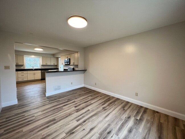 Building Photo - Beautifully Renovated Home!  5 Bedroom, 3 ...