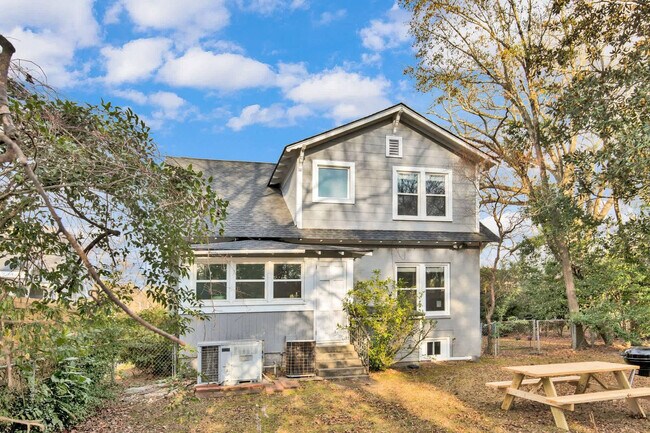 Building Photo - 1713 Fort Bragg Rd