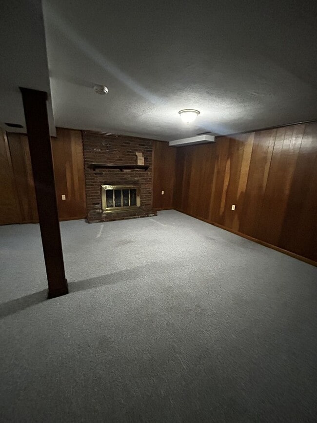 Building Photo - 3Br brick house with garage and finished b...