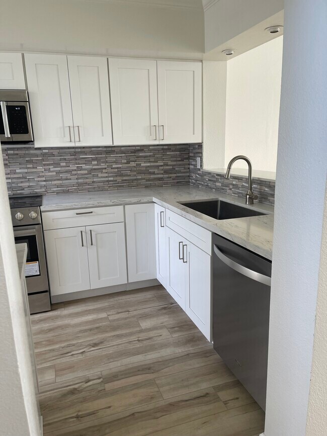Dishwasher,stainless sink overlooking livingrm - 811 Spindrift Dr