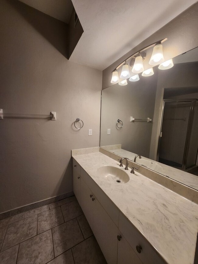 Building Photo - Move in Ready in NW Gainesville!