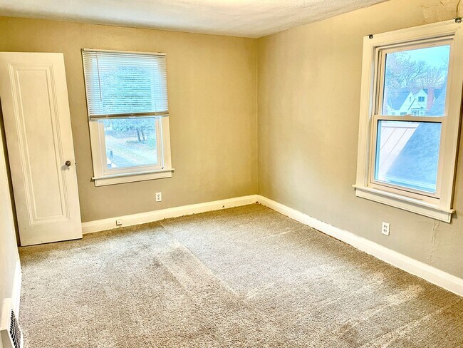 Building Photo - 2230 Riverside Dr NE