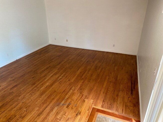 Building Photo - Wonderfully updated and maintained 3 bedro...