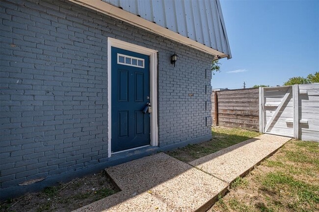 Building Photo - 2217 Mission Hill Dr