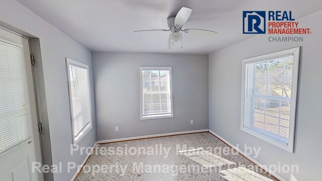 Building Photo - Spacious 3 BD/2.5 BA Home w/New Flooring and Fresh Paint