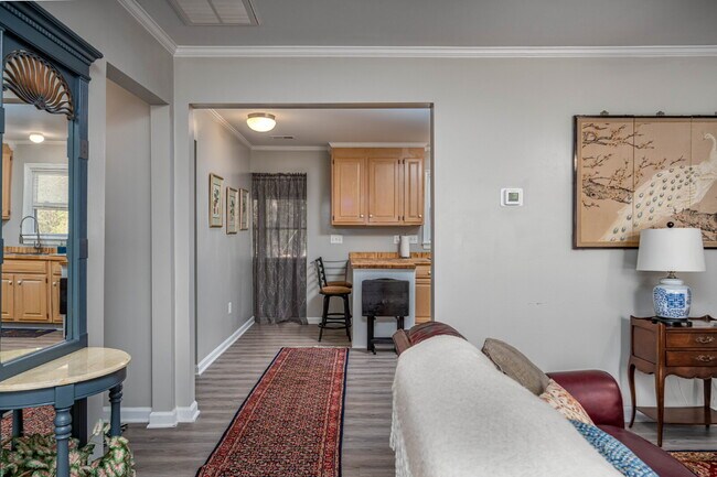 Building Photo - Charming 2-Bedroom Picturesque Furnished H...