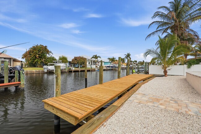 Building Photo - 1479 SW Seahawk Way