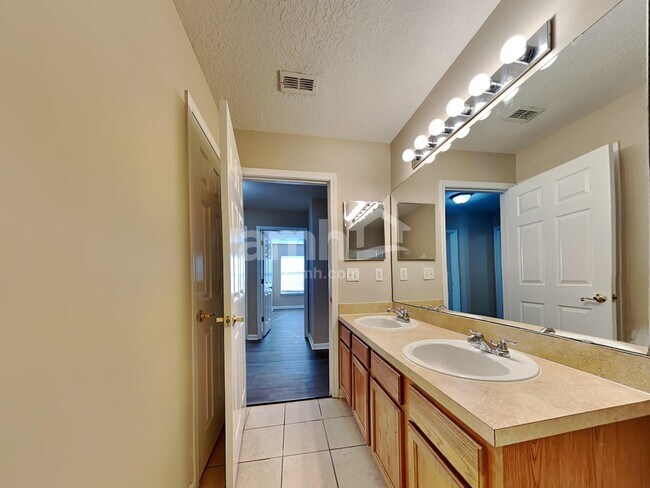 Building Photo - 3108 Silverado Cir