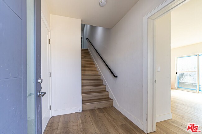 Building Photo - 5436 Romaine St