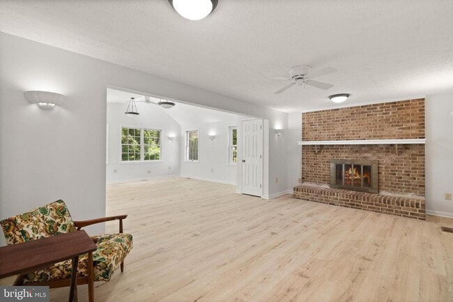 Building Photo - Gorgeous 4-Bedroom Colonial in Sought-Afte...