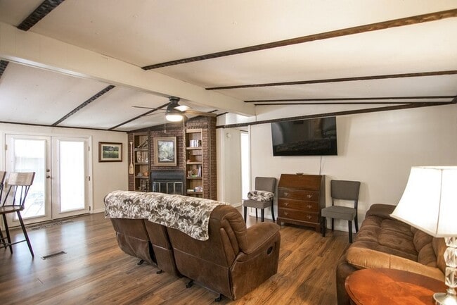 Building Photo - 1631 W Pine Lake Dr