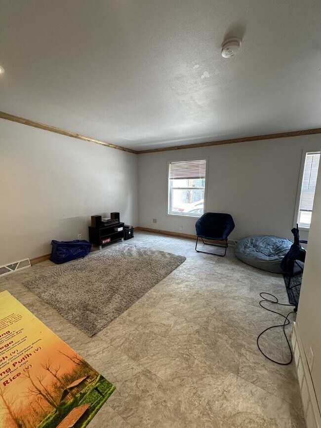 Building Photo - Exciting 3 Bed 1 Bath close to UWEC!