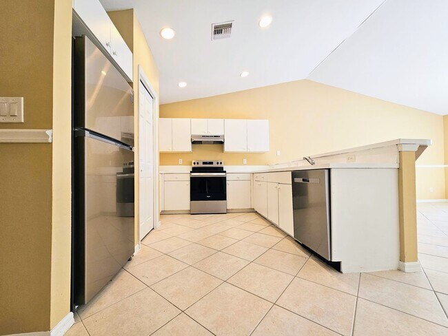 Building Photo - Great 3-bedrooms, 2 baths duplex with new ...
