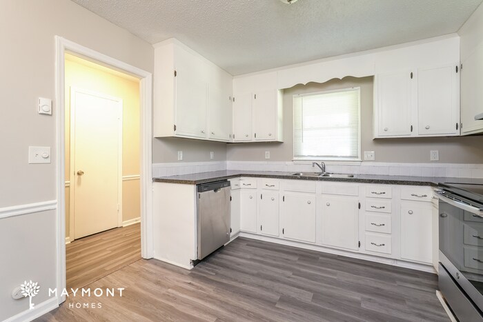 Building Photo - 1670 Village Pl