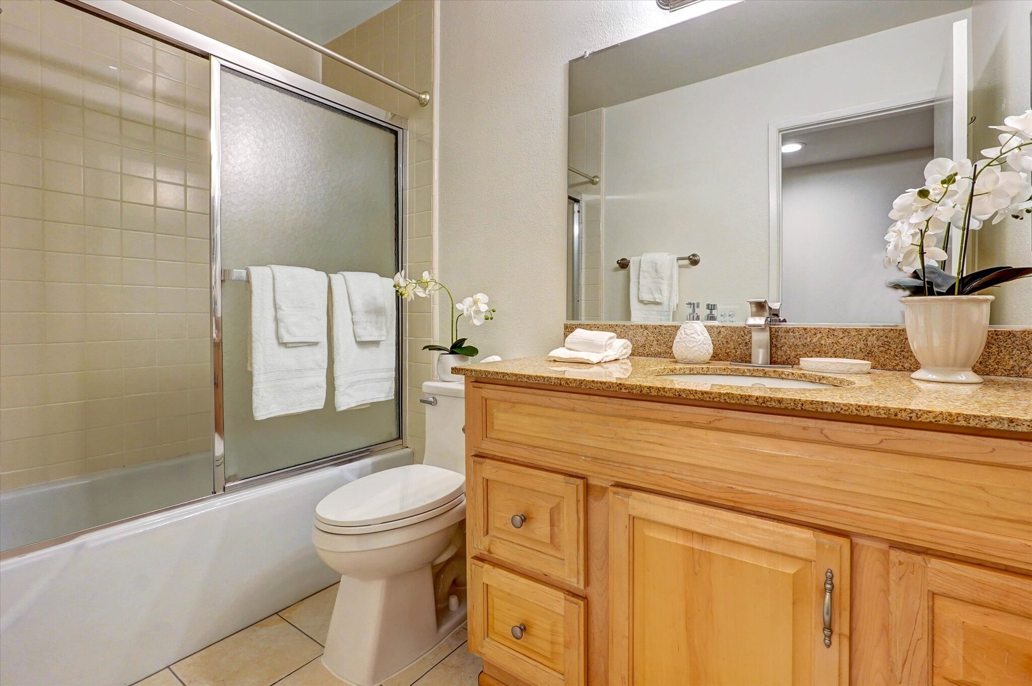 Hallway bathroom - 4637 Willis Ave