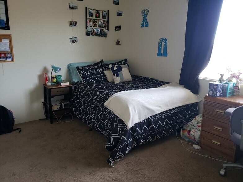 Bedroom - 1823 N Park Ave