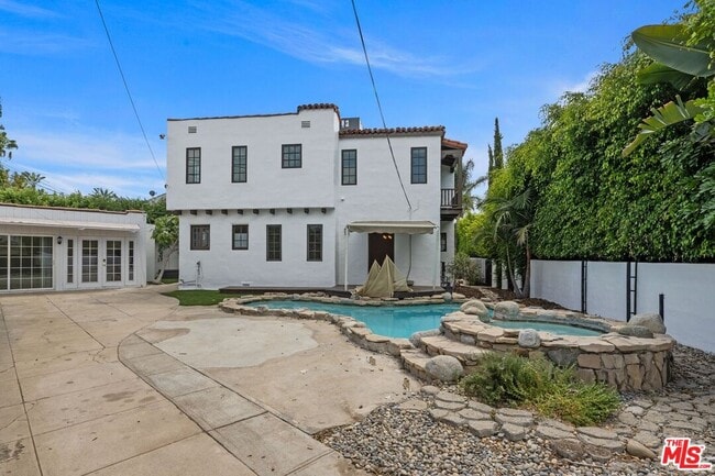 Building Photo - 366 S Crescent Heights Blvd