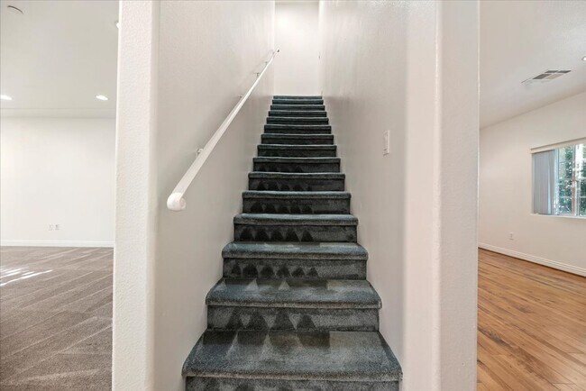 Building Photo - 637 N Fairview St