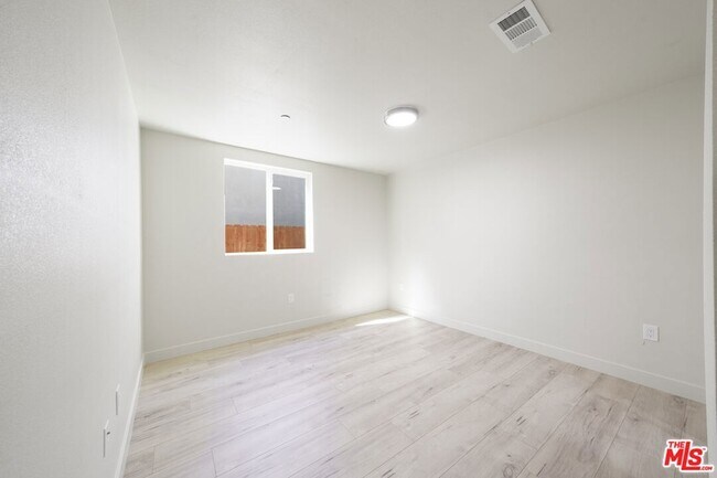 Building Photo - 737 E 82nd St