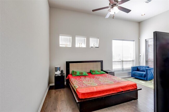 Building Photo - 722 Kingston Pl