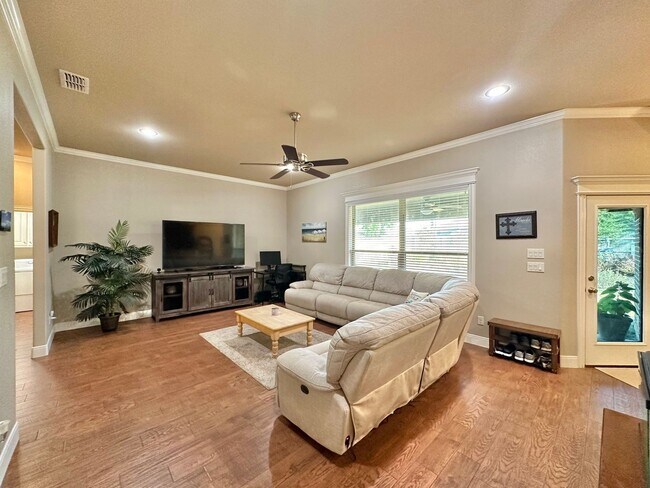 Building Photo - Stunning 3 Bed 2 Bath in Flint!